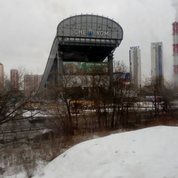 Fedett sípálya a vonatablakból Moszkva külvárosában